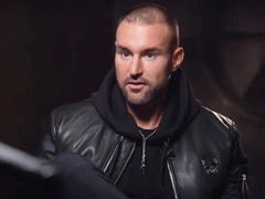 «Он перестал соображать»: Филипп Плейн заговорил о мучительном детстве с пьющим отцом-психопатом