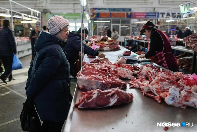 Покупатели внимательно выбирают мясо | Источник: Евгений Софийчук / NGS55.RU
