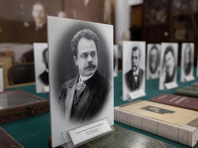 На столе — портреты всех директоров университета | Источник: Пресс-служба СПбПУ им. Петра Великого