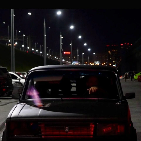 Из под капота турбовой «пятерки» для драг-рейсинга вырывается пламя | Источник: Артем Быховец