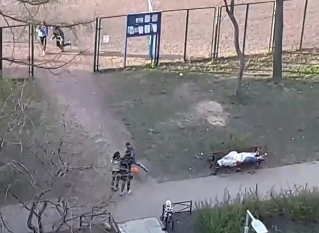 В Петербурге дети несколько часов играли около брошенного врачами трупа | ya62.ru