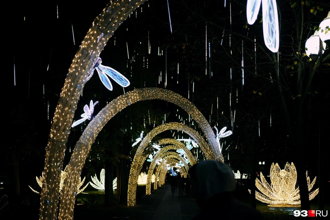 Прогулка по украшенной улице может занять целый час | Источник: Дарья Паращенко / 93.RU