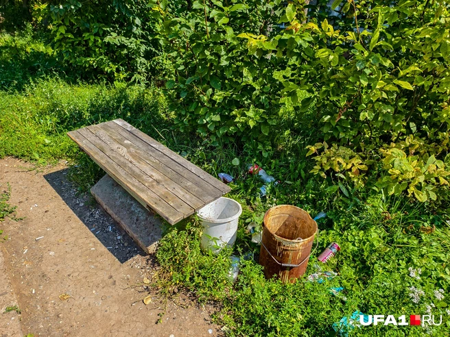 Самодельные скамейки и урны | Источник: Булат Салихов / UFA1.RU