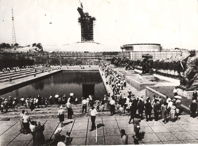 Комплекс еще строится, но люди его уже посещают, 1965 год | Источник: музей-заповедник «Сталинградская битва»