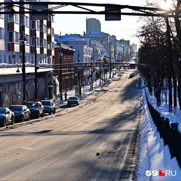 На Компросе около Соборной площади если и есть машины, то только стоящие на парковках | Источник: Василина Любимова / 59.RU
