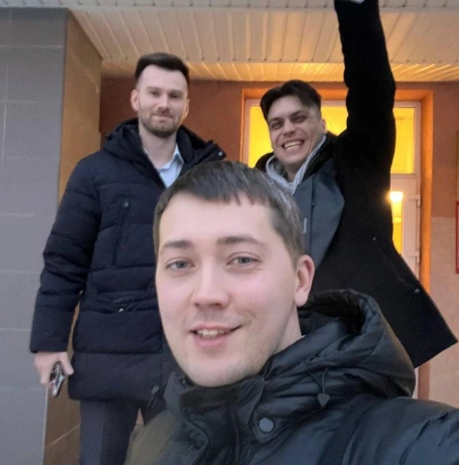 В защите участвовала команда адвокатов бюро — Сергей Хальченко (в центре), Андрей Майор, Вадим Горбенко (слева). На фото — адвокаты и сам режиссер — Григорий Береснев (крайний справа) | Источник: «Адвокатское бюро Хальченко и партнеры» / T.me