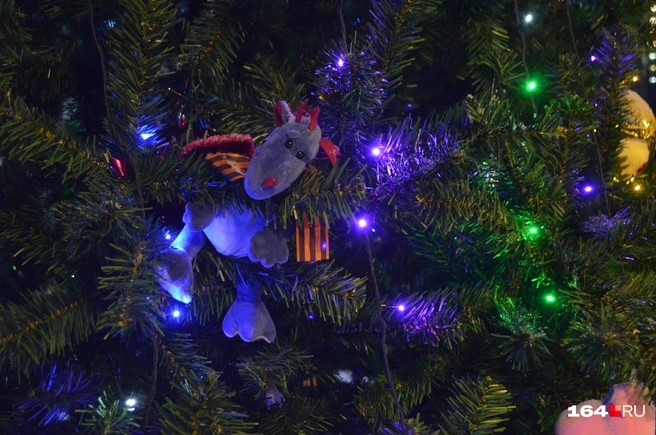 На елке грустит символ ушедшего года | Источник: Сергей Петунин / 164.RU