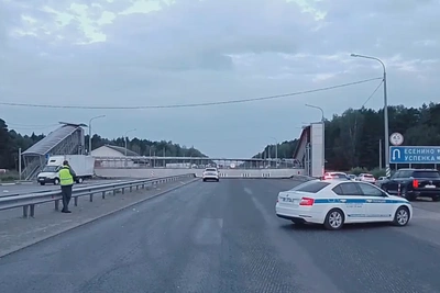 Самосвал снес надземник под Тюменью: трасса перекрыта