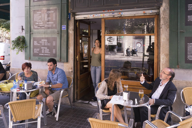 Одиночкам тут не место: рестораны Барселоны начали отказывать клиентам в обслуживании