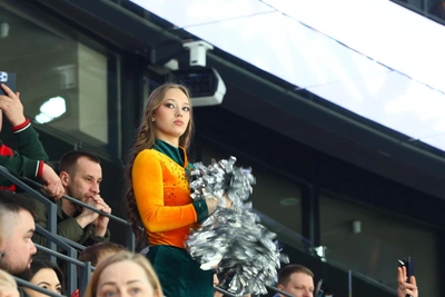 Очаровательные зрительницы зимнего хоккейного шоу