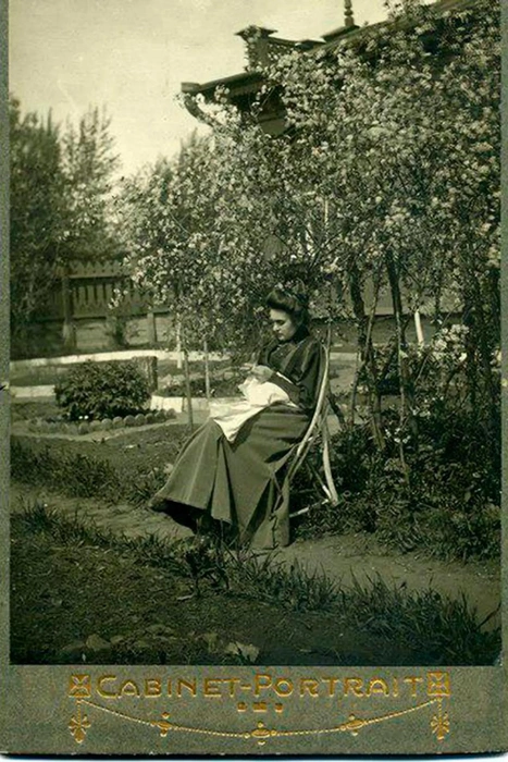 Мария Гурылева вышивает в саду | Источник: Из личного архива Гурылева