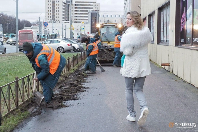 «Любая работа — для Бога». На улицы Петербурга вышли уборщики из Индии | Источник: Михаил Огнев / «Фонтанка.ру»