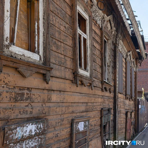 С тех пор старинная усадьба оказалась безжизненной | Источник: Даниил Конин / «ИрСити»