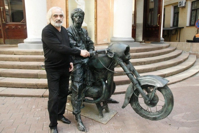 Юрий Белишкин, продюсер группы «Кино», и памятник Цою | Источник: архив Михаила Садчикова