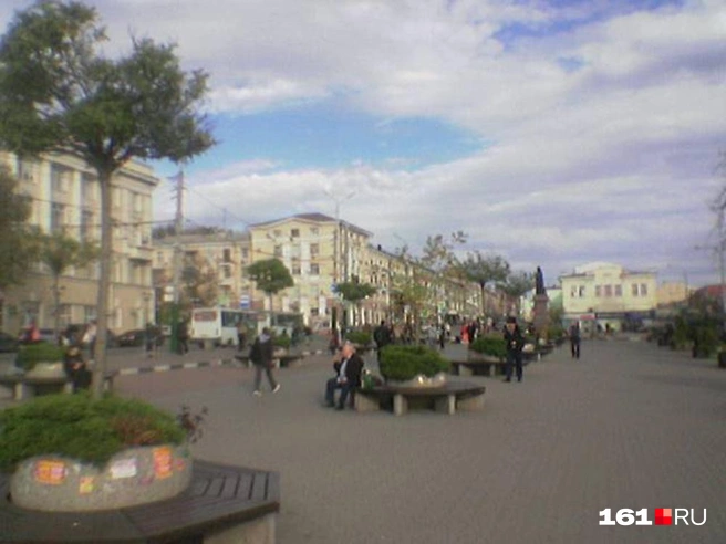 Если люди сфотографированы издалека, то кроме силуэта ничего разобрать не получится | Источник: Евгений Вдовин / 161.RU