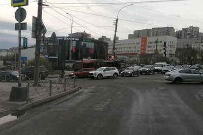 В Мурманске легковушка врезалась в автобус: пострадала пассажирка