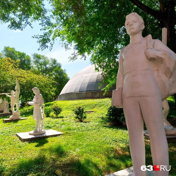 Скульптуры советской эпохи со всего Хабаровска собрали во дворе краевого музея рядом с набережной. Узнали Володеньку Ульянова? | Источник: Анна Шорина / 63.RU