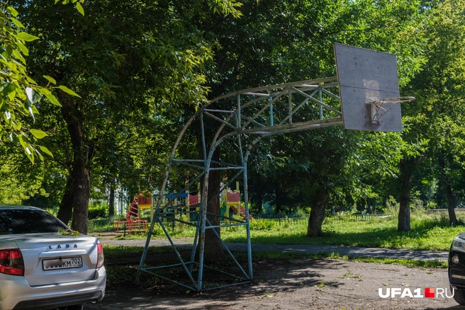 Баскетбольное кольцо видало лучшие дни | Источник: Булат Салихов / UFA1.RU