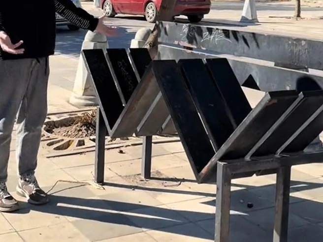 Кривые скамейки установили на небольшом участке улицы | Источник: Никита Сергеевич / Telegram