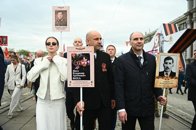 Таинственная спутница полпреда Жоги на параде в Екатеринбурге