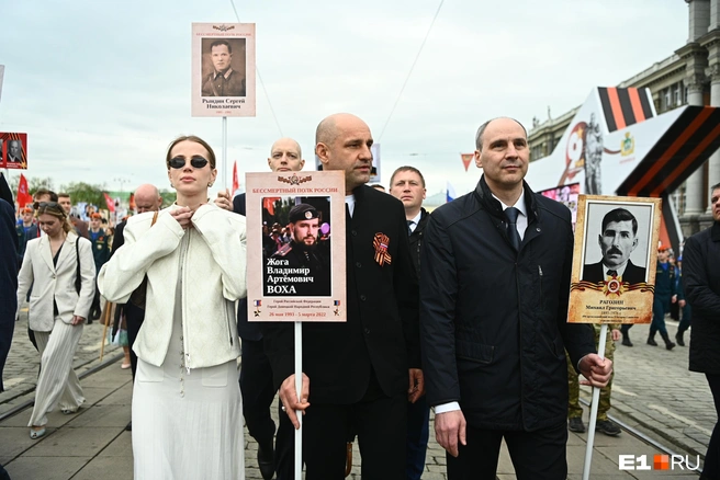 Екатерина шла в первом ряду «Бессмертного полка» вместе с полпредом и губернатором | Источник: Дмитрий Емельянов / E1.RU 