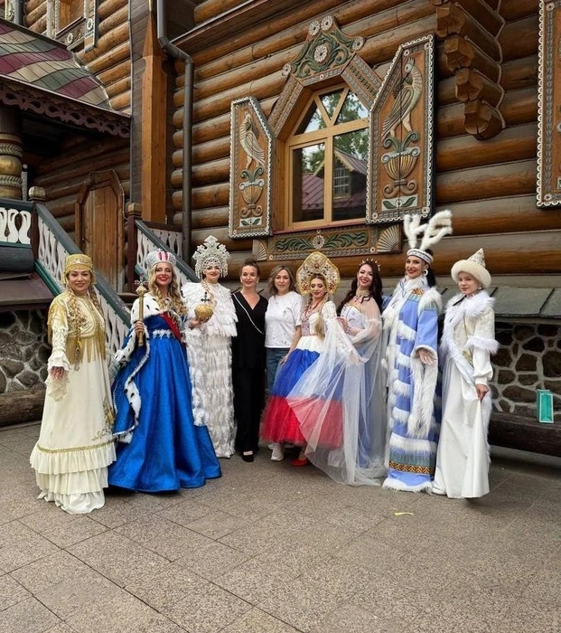 В одном из этапов конкурсантки демонстрировали национальные костюмы | Источник: Окружной конкурс «Мисс и Миссис Югра» / Vk.com