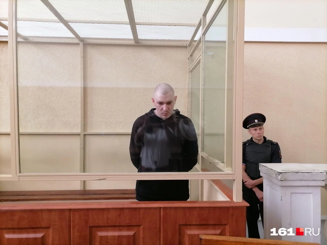 Практически всё время Шингирей стоял с опущенной головой | Источник: Сабина Бондарь / 161.RU