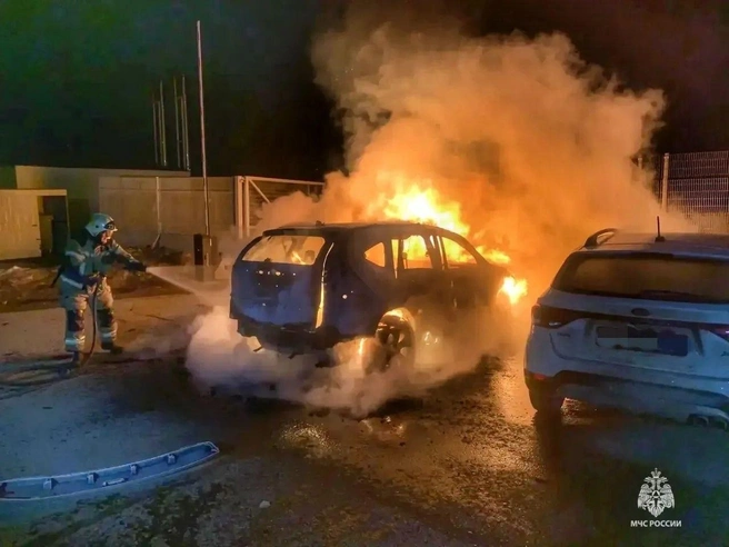 Пожар полностью уничтожил автомобиль | Источник: ГУ МЧС России по Волгоградской области