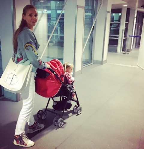 Татьяна Навка берет дочь с собой на гастроли