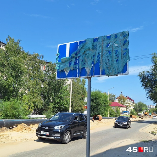 На полосе со стороны бывшего магазина «Август» на Свердлова вновь появилось автомобильное движение | Источник: Александр Лисихин / 45.RU