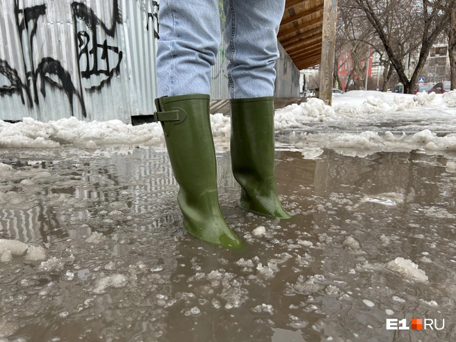 Под слоем воды на некоторых участках скрывается лед, поэтому ступать нужно аккуратно | Источник: Максим Бутусов / E1.RU