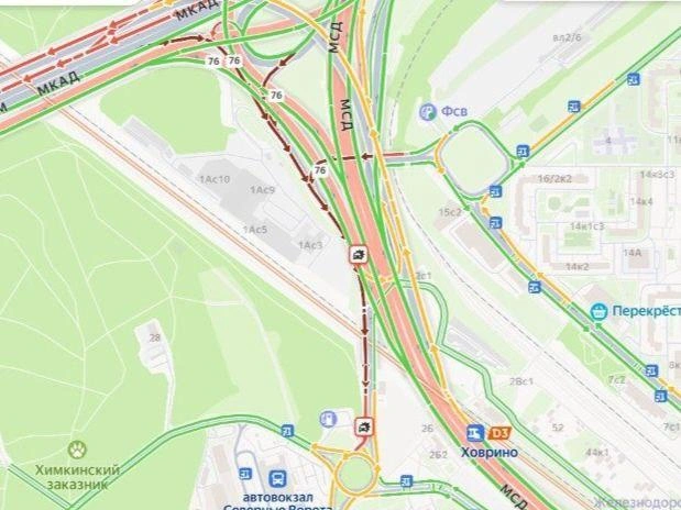 Дорога со МКАД окрасилась в темно-красный | Источник: «Яндекс Карты» / yandex.ru/maps