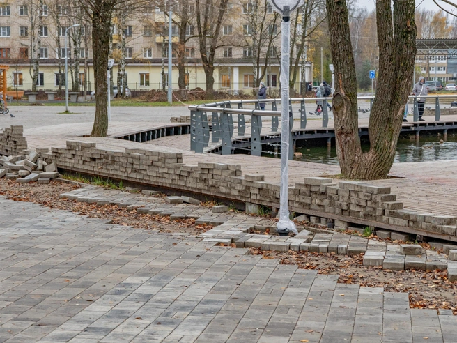 Плиточное покрытие снова демонтировали. Ожидается, что его восстановят | Источник: Кирилл Поверинов / 76.RU