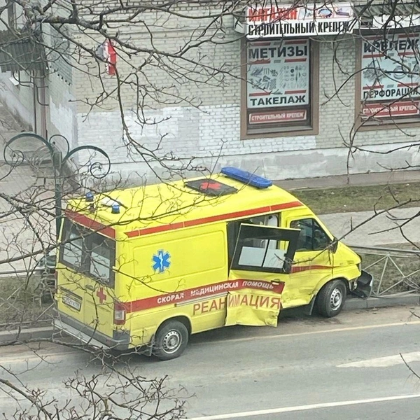 Перевозившая ребенка машина реанимации вылетела на газон после ДТП в Приозерске | Источник: Приозерск и район