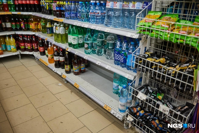 Магазин «Мария-Ра» по адресу Панфиловцев, 1 — полки с водой полупустые | Источник: Александр Ощепков / NGS.RU