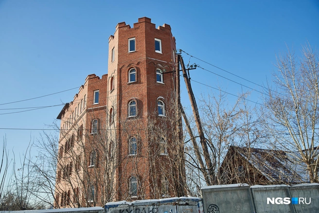 Рядом с замком открылся автосервис (его крыша виднеется справа на снимке), чуть дальше расположены частные жилые дома  | Источник: Александр Ощепков / NGS.RU