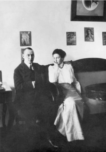 Молодой художник со своей супругой | Источник: Poslednyadres.ru