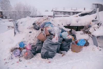 Во дворах Тулы скапливается мусор из-за сбоев в вывозе