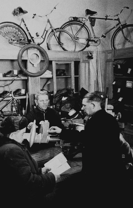 Отдел с велосипедами в магазине охотничьих и спортивных товаров. 1956 год | Источник: фотофонд Самарского областного государственного архива социально-политической истории