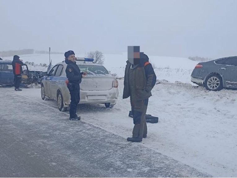 На перекрытой из-за метели трассе в Башкирии произошла смертельная авария