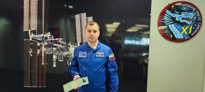 Забавная деталь. С собой у Олега Платонова будет удостоверение космонавта, в котором на нескольких языках прописана просьба во всем ему помогать  | Источник: Центр подготовки космонавтов имени Ю. А. Гагарина / t.me