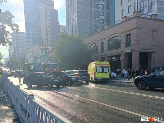 В центре города разбились, как минимум, две машины | Источник: читательница E1.RU