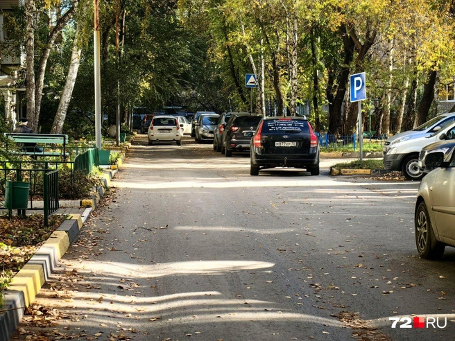 Начинаем прогулку. Во дворе мало парковочных мест | Источник: Павел Красоткин / 72.RU 