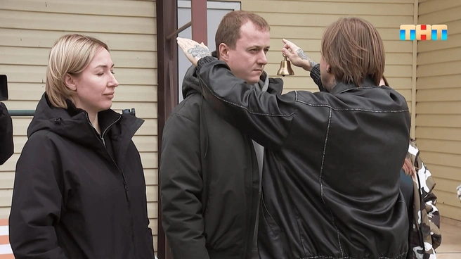 Котов использует в своей «магии» колокольчик | Источник: Экстрасенсы. Битва сильнейших / Rutube.ru