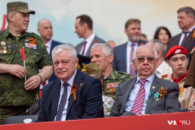 Валерий Ростовщиков (слева) на параде Победы 2026 года | Источник: Константин Завриков / V1.RU