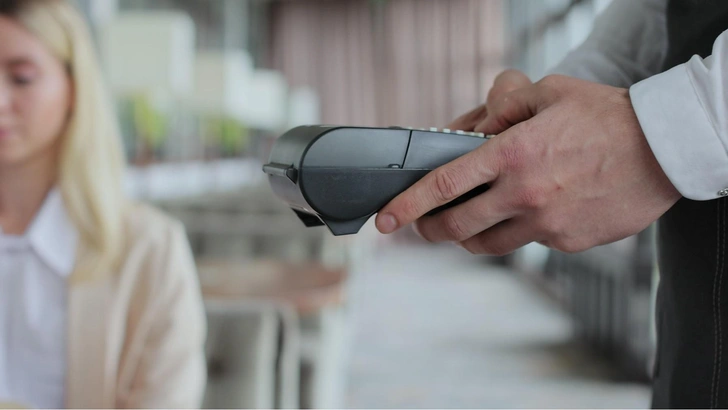 «Кто оплатит счет?»: как договариваться о финансах на первом и последующих свиданиях | Источник: AlpakaVideo/Shutterstock/Fotodom.ru