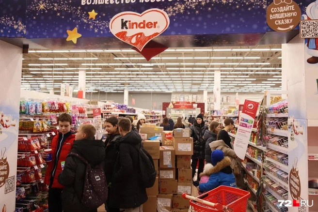 Обстановка в отделе со сладостями. Киндеры&nbsp;— одни из самых популярных товаров | Источник: Ирина Шарова / 72.RU 