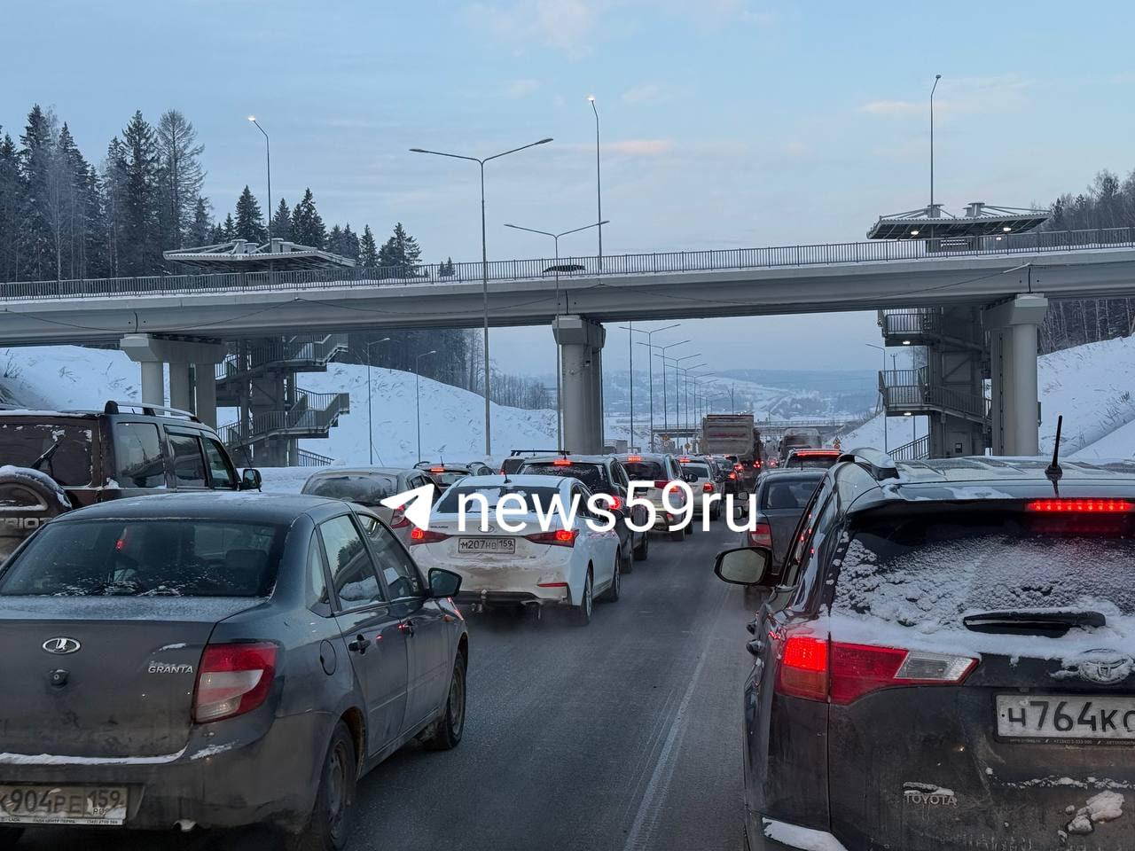 «Движение заблокировано»: на Чусовском мосту и перед ним скопились жуткие пробки: видео