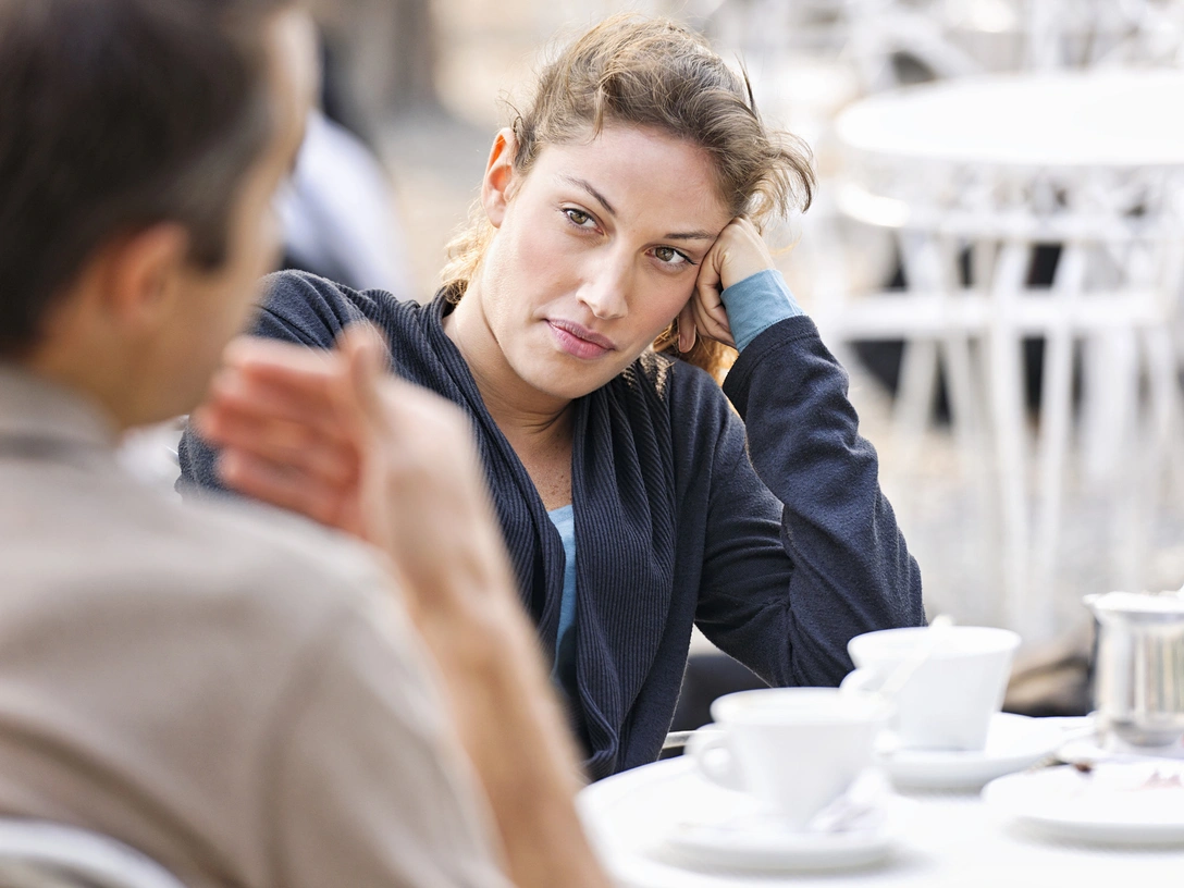 Как тактично закончить неприятный разговор: 6 лайфхаков от психолога | marieclaire.ru