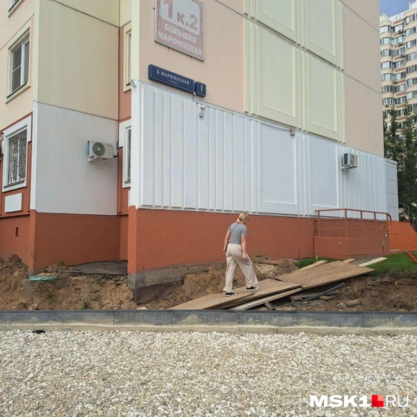 Настил в перекопанном дворе выглядит ненадежным | Источник: Арина Майорова / MSK1.RU